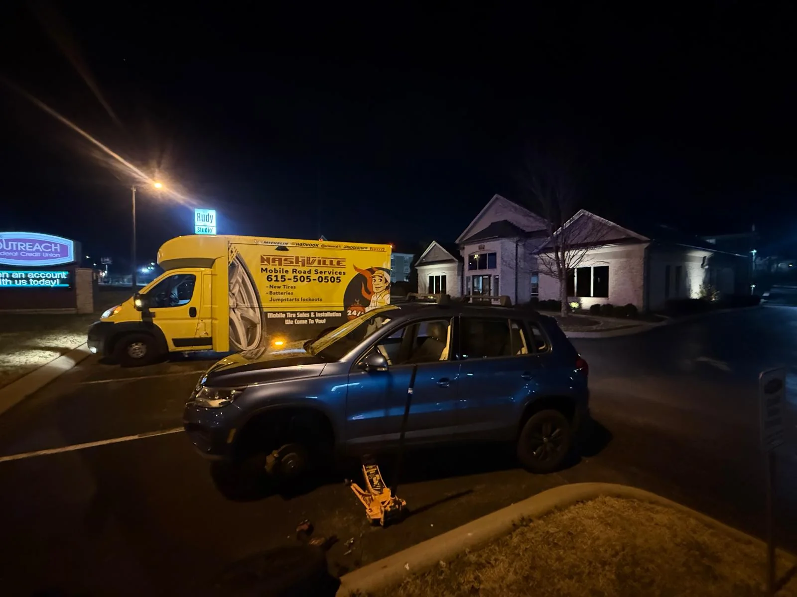Night roadside assistance for an SUV in Nashville